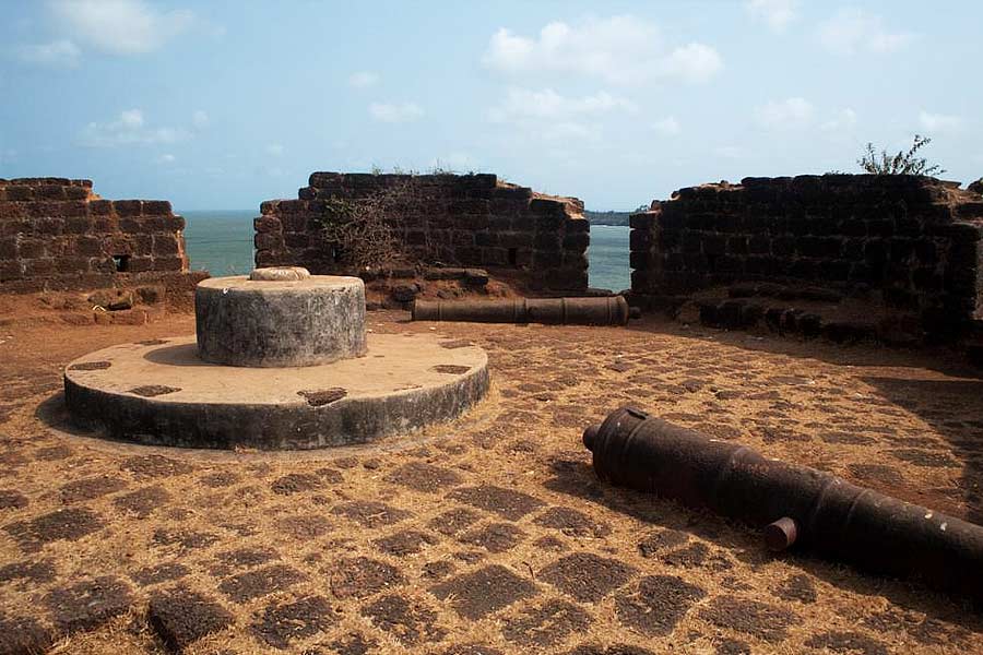 কাবো দে রামা দুর্গ: কাভেলোসিম এবং আগোন্ডা— দক্ষিণ গোয়ার দু’টি জনপ্রিয় সমুদ্র সৈকতে সংযোগস্থলে দাঁড়িয়ে আছে ‘কাবো দে রামা দুর্গ’। এই দুর্গের প্রতিটি ইট বহু যুগের ওপার হতে নানা ইতিহাস বলে যায়। এর স্থাপত্য দেখলেও বিস্মিত হতে হয়।