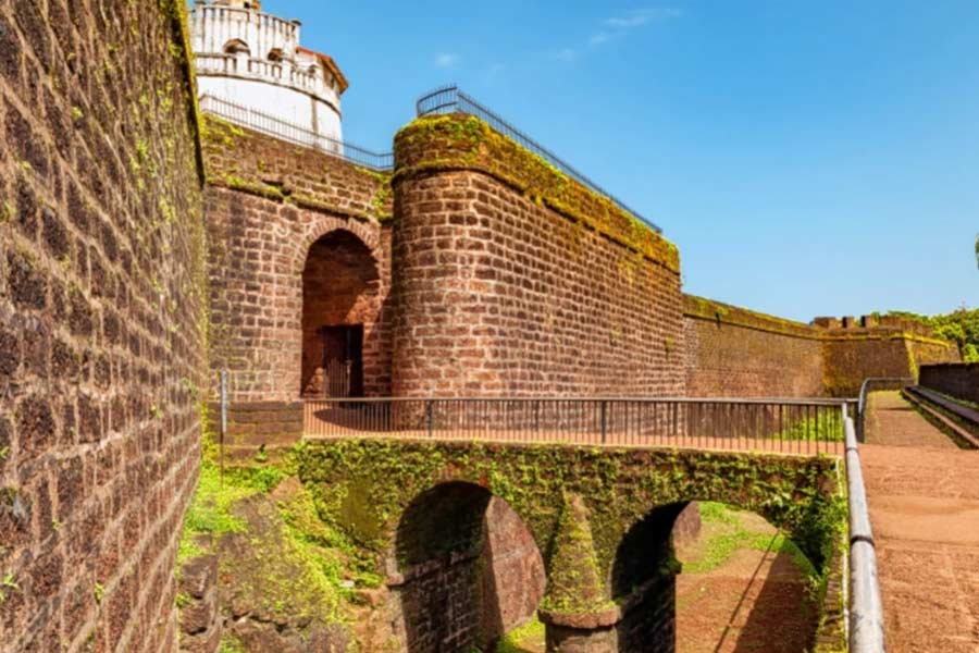 দুর্গের চূড়ায় পৌঁছলে মনে হবে যেন হাত বাড়ালেই আকাশ ছোঁয়া যায়। সেই সঙ্গে মেঘের আনাগোনা তো আছেই। সামনে যত দূর চোখ যায়, ধূ ধূ করছে সমুদ্রের নীল জলরাশি। এখানে একটি গির্জাও আছে। দুর্গের অন্য এক দরজা দিয়ে সেখানে যেতে পারেন। 