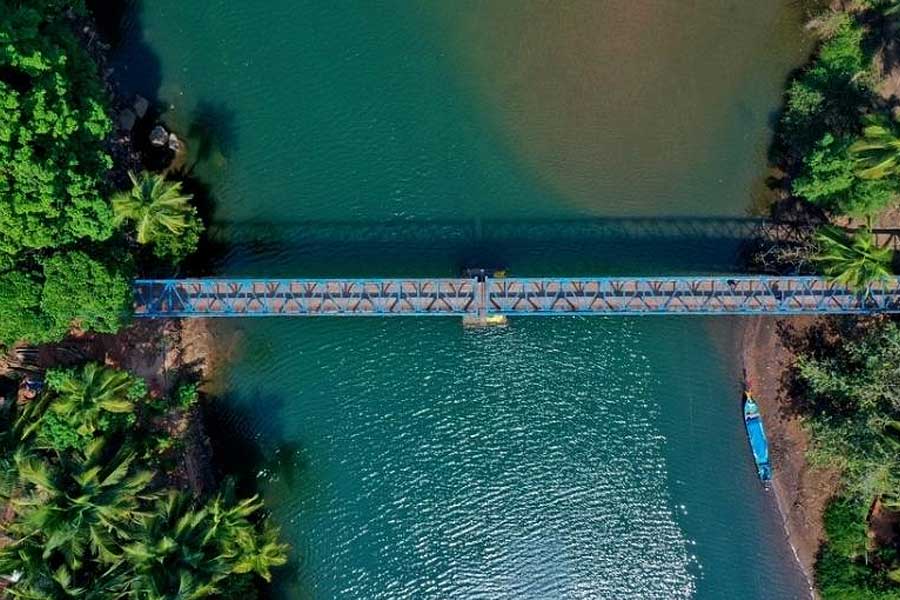 সাদোলক্সেম ব্রিজ: দক্ষিণ গোয়ার অন্যতম বিখ্যাত সেতু। চারদিক মনোরম পরিবেশ। ছবির মতো জায়গা। ছবি তোলার আদর্শ জায়গা। নীচ দিয়ে বয়ে চলেছে স্থানীয় তালপোনা নদী। নৌকাবিহারেরও সুযোগ রয়েছে। তার জন্য মাঝিদের সঙ্গে কথা বলে নৌকা ভাড়া করতে হবে।