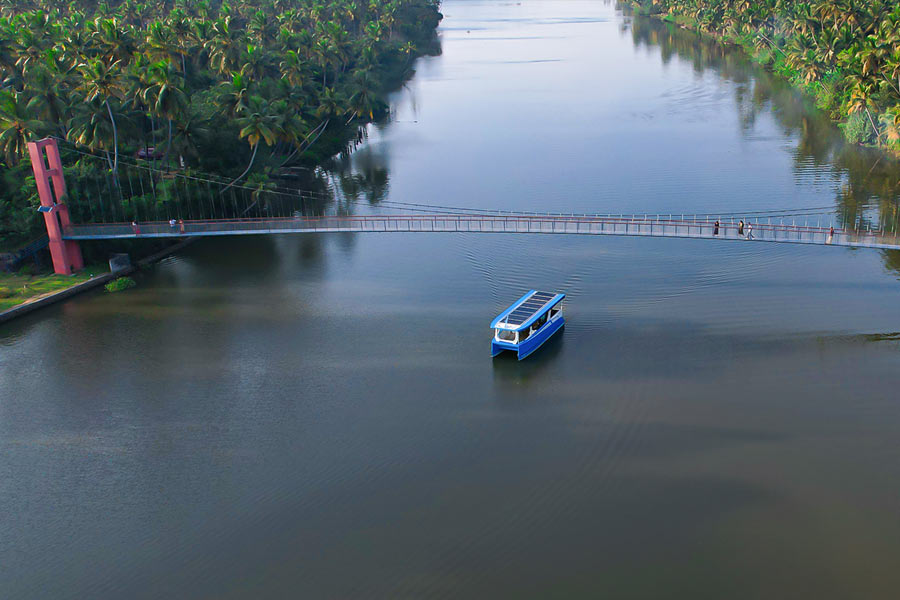 মাঝনদীতে নৌকার বুকের বসে দুলতে দুলতে ভূরিভোজও সারতে পারেন। তেমন চাইলে সঙ্গে করে খাবার নিয়ে যেতে হবে। দক্ষিণ গোয়া ভ্রমণের অন্যতম অভিজ্ঞতাগুলির মধ্যে একটা।