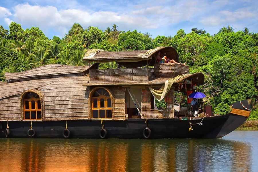 হাউসবোট ক্রুজিং: আদিম উপকূলরেখা, মনোমুগ্ধকর দৃশ্য এবং প্রশান্ত নদীঘেরা দক্ষিণ গোয়ার আরও একটি উপভোগ্য জায়গা হল হাউসবোট ক্রুজিং। মান্ডোভি এবং চাপোরার মতো বিখ্যাত কিছু নদীর জলে ভেসে থাকা যায় এই হাউসবোটে চড়লে। 