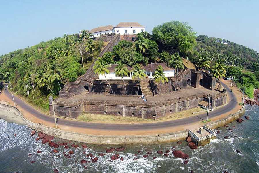 রেইস ম্যাগোস দুর্গ:  মান্ডবী নদীর তীরে বহু পুরনো এই দুর্গে পৌঁছনো যাবে পায়ে হেঁটেই। ১৫৫১ সালে নির্মিত এই দুর্গ পর্তুগিজদের হাতে নির্মিত। আগে এই দুর্গ কারাগার হিসাবে ব্যবহৃত হত। এখানে গেলে চোখে পড়বে ঔপনিবেশিক আমলের কামান। যার মুখ এখনও আরবসাগরের দিকে করা আছে। 