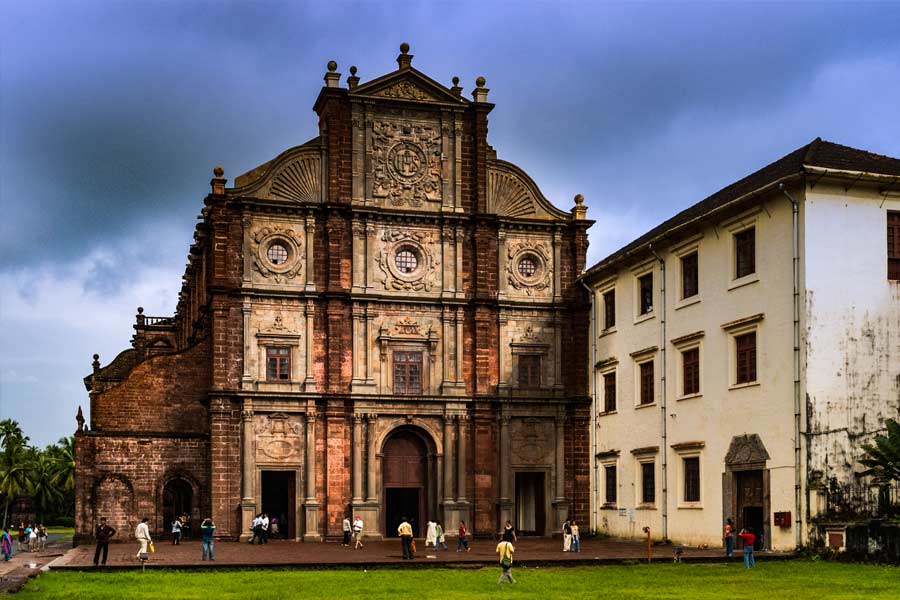ব্যাসিলিকা অফ বোম জেসাস:  ইউনেস্কোর ‘ওয়ার্ল্ড হেরিটেজ’-এর তকমা পেয়েছে এই চার্চ। গোয়ার অত্যন্ত বিখ্যাত এক চার্চ ব্যাসিলিকা অফ বোম জেসাস। ষোল শতকে এই চার্চ নির্মিত হয়েছিল। সেন্ট ফ্রান্সিস জেভিয়ারের বাসস্থান ছিল এটি। পরে এটি চার্চ হয়ে যায়।