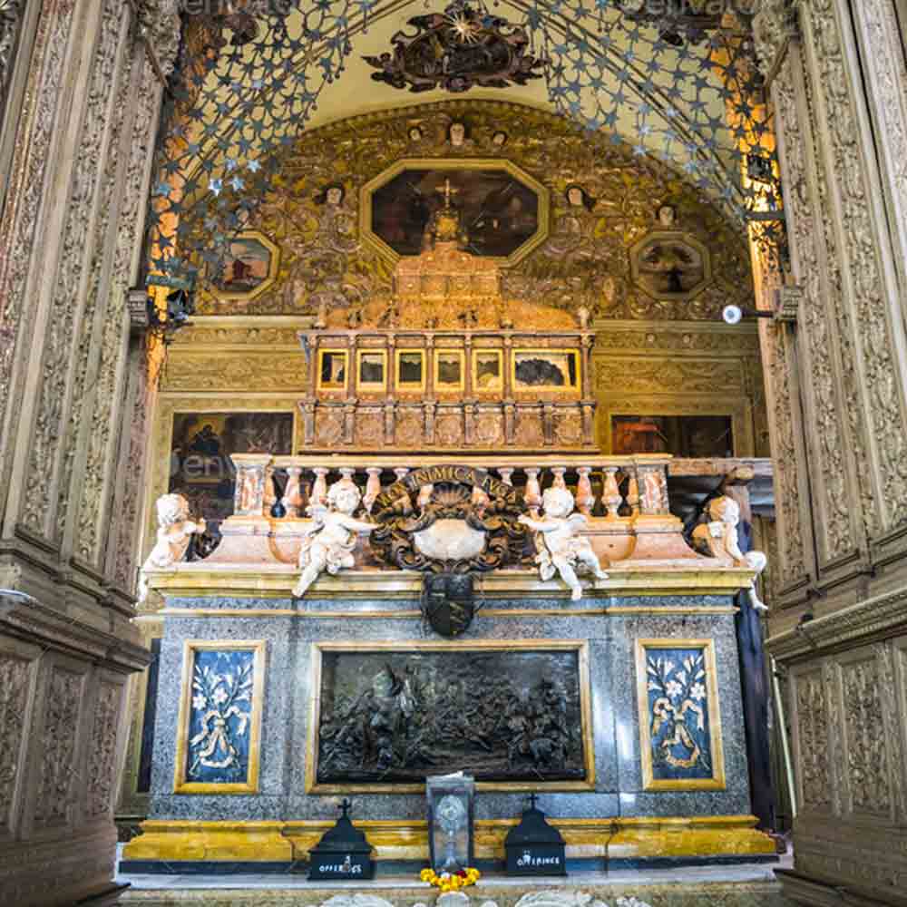 শান্ত, নিরিবিলি জায়গা। চার্চের প্রতিটি কোণে কোণে শান্তি বিরাজ করে। তবে পাখির ডাকে মাঝেমাঝে সেই নীরবতা ভেঙে খান খান হয়ে যায়। তবে সেটাও মনের আরাম। 