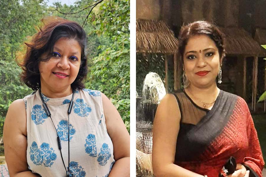 (বাঁ দিকে ) পার্বতী ভট্টাচার্য এবং মহুয়া মুখোপাধ্যায় (ডান দিকে) ।