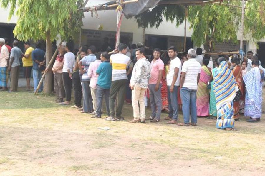 বিকেলেও ভোটারদের লম্বা লাইন বুথে। সোমবার দুর্গাপুরের রঘুনাথপুর প্রাথমিক স্কুলে।