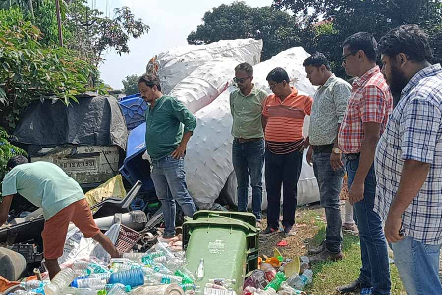 আবর্জনা পরিষ্কারের কাজে নজর কালচিনি ব্লক প্রশাসনের আধিকারিকদের।