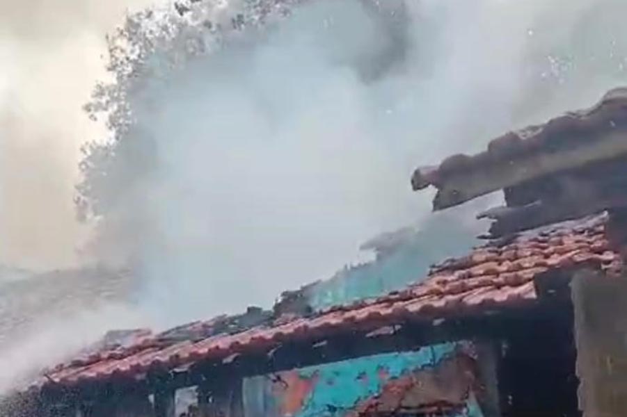 A fire broke out in a dilapidated house in Maniktala area on Monday