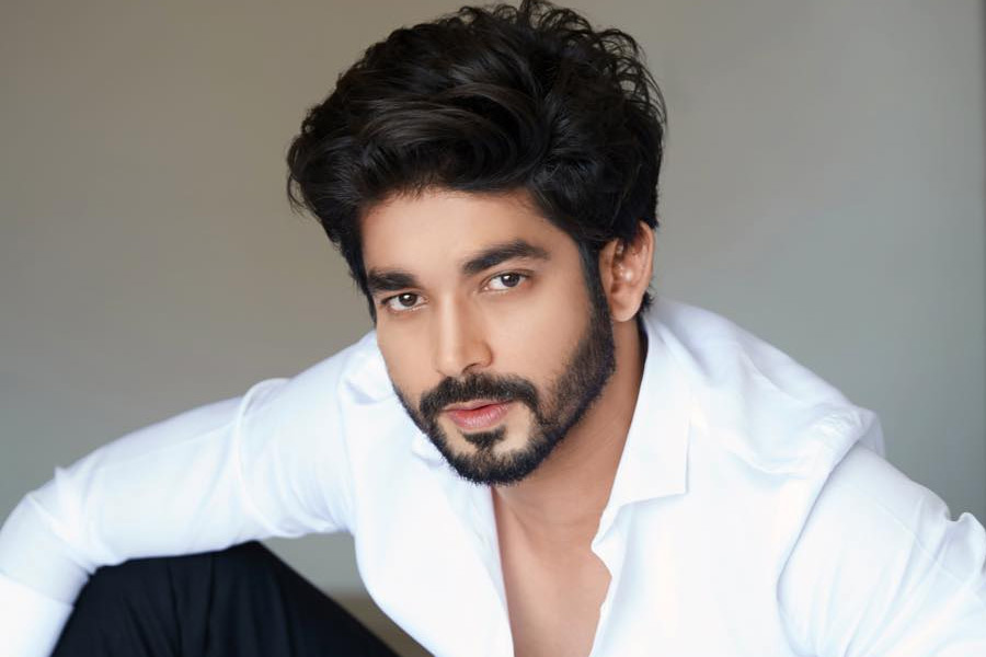 ‘জাস্ট মহব্বত’ ধারাবাহিকে জয়ের চরিত্রে অভিনয় করেই জনপ্রিয় হয়ে উঠেছিলেন হর্ষ। কিন্তু কয়েক বছর পরে আলোর রোশনাই থেকে সরে যাওয়ার সিদ্ধান্ত নেন তিনি।