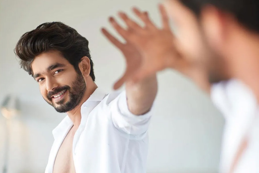 বহু বছর অভিনয়জগৎ থেকে উধাও ছিলেন হর্ষ। বলিপাড়া সূত্রে খবর, অভিনয় ছেড়ে পড়াশোনা নিয়ে ব্যস্ত হয়ে পড়েছিলেন তিনি।