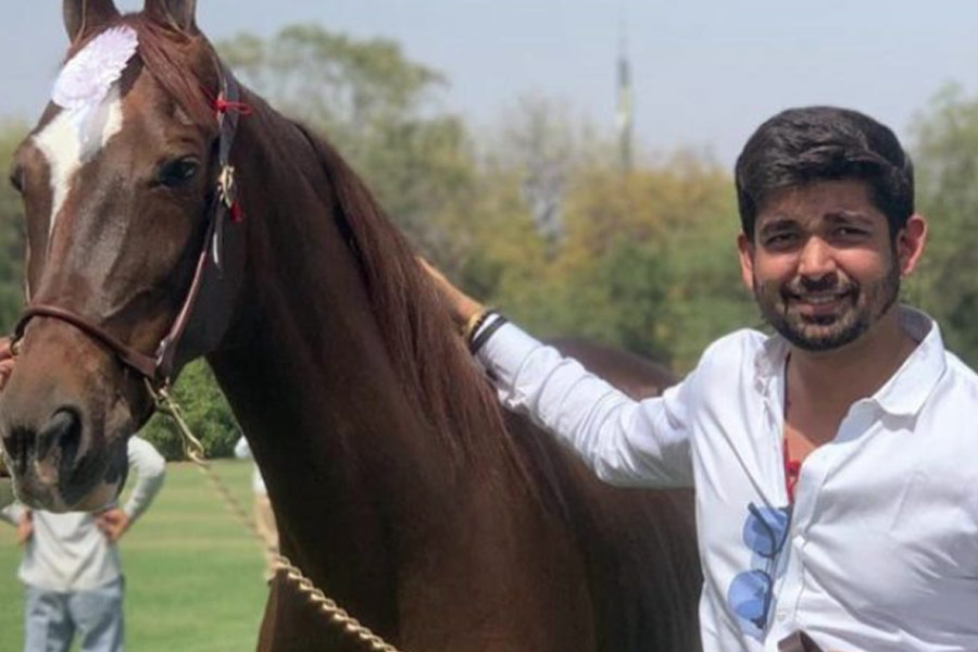 স্কুল-কলেজের গণ্ডি পার করার পরেও আর অভিনয়ে ফিরতে চাননি হর্ষ। বরং অন্য পেশা বেছে নিয়েছেন তিনি। মুম্বইয়ের কাছে একটি আস্তাবল খুলেছেন তিনি।