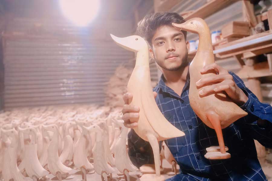 Balurghat youth to supply Duck made with pine wood dgtld