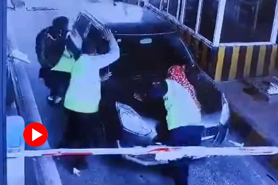 Video of car hit woman employee of Delhi-Meerut Expressway toll plaza dgtl