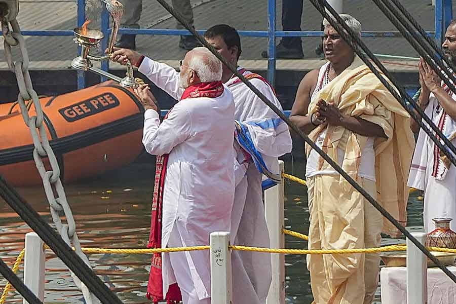 গঙ্গারতি করছেন মোদী।