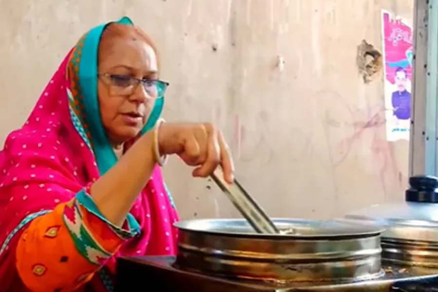 Hindu family opens food stall in Karachi gets love 