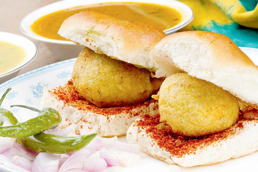 Hindu family opens food stall in Karachi gets love 