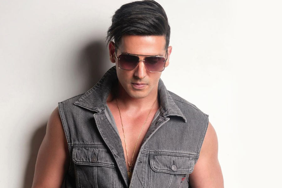 বাবা ছিলেন সত্তর থেকে আশির দশকের খ্যাতনামী অভিনেতা। কাকা বলিপাড়ার অন্যতম ছবিনির্মাতা। দিদির বিয়ে হয়েছিল বলিউডের ‘গ্রিক গড’-এর সঙ্গে। পরিবারের অধিকাংশ সদস্যই হিন্দি চলচ্চিত্রজগতের সঙ্গে যুক্ত। কিন্তু ২০ বছর অভিনয় করলেও কেরিয়ারে মাত্র দু’টি হিট ছবি রয়েছে জায়েদ আব্বাস খানের। এখন কী করছেন তারকা-পুত্র?