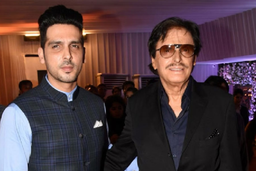 বলি অভিনেতা সঞ্জয় খানের পুত্র জায়েদ আব্বাস খান। অবশ্য বলিপাড়ায় যে নামে তাঁর পরিচিতি, তাতে মধ্যনামটি ঊহ্য থাকে। জায়েদের কাকা ফিরোজ় খান। সঞ্জয় এবং ফিরোজ় সম্পর্কে দুই ভাই।