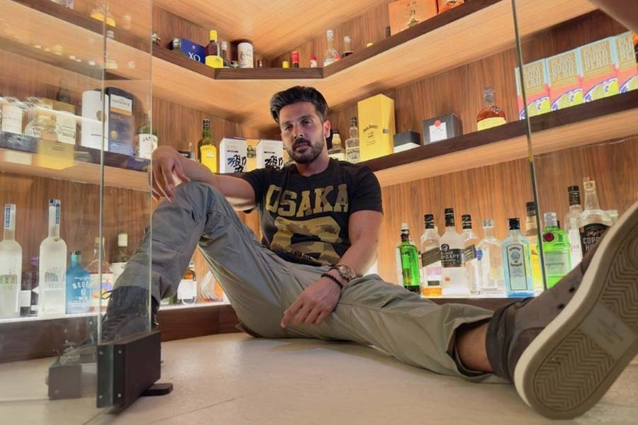 ২০০৪ সালে প্রেক্ষাগৃহে মুক্তি পায় ‘ম্যায় হুঁ না’। সেই বছর আয়ের দিক থেকে এগিয়ে ছিল শাহরুখেরই একটি ছবি ‘বীর জ়ারা’। দ্বিতীয় স্থানে জায়গা করে নেয় ‘ম্যায় হুঁ না’। বক্স অফিসে হিট করে এই ছবি। জায়েদের কেরিয়ারেও একটি হিট ছবি যুক্ত হয়।