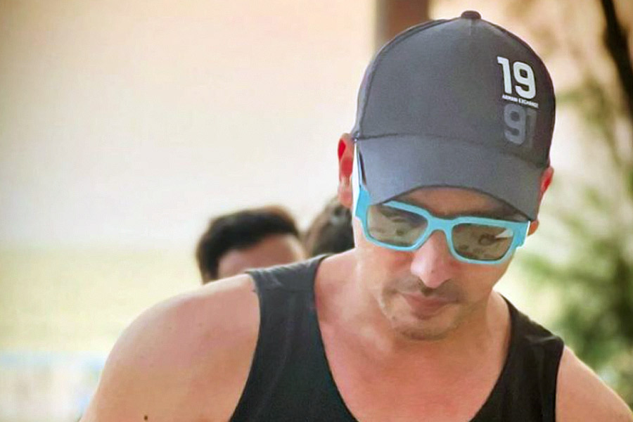 ২০২৩ সালের মার্চ মাসে সমাজমাধ্যমের পোস্টে জায়েদ লিখেছিলেন, ‘‘আমায় এত ভালবাসার জন্য, সব সময় আমার পাশে থাকার জন্য সকলকে ধন্যবাদ। সকলের আশীর্বাদ নিয়েই এই ইন্ডাস্ট্রিতে ২০ বছর কাটিয়ে ফেললাম। আমার নতুন ছবির কাজ খুব তাড়াতাড়ি শুরু হচ্ছে। আপনাদের সকলকে এই খবরটি জানানোর জন্য আর অপেক্ষা করতে পারছিলাম না। আমি সত্যিই আবেগপ্রবণ হয়ে পড়েছি।’’