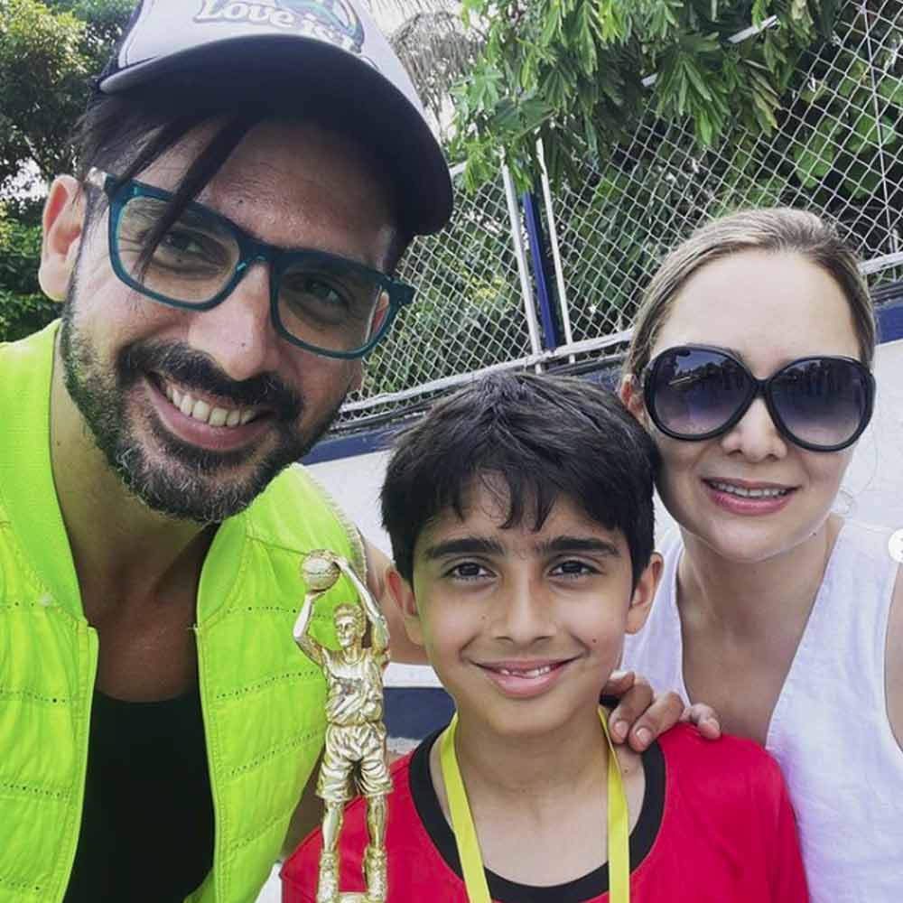 এক পুরনো সাক্ষাৎকারে মালাইকা জানিয়েছিলেন, তাঁকে চার বার প্রেম নিবেদন করেছিলেন জায়েদ। চার বারই তাঁকে আংটি উপহার দিয়েছিলেন অভিনেতা। সেই আংটিগুলি মালাইকার কাছে এখনও রয়েছে। জায়েদ এবং মালাইকার সঙ্গে একই স্কুলে পড়েছেন ধর্মেন্দ্র এবং হেমা মালিনীর কন্যা এষা দেওল। এষার সঙ্গে বন্ধুত্ব রয়েছে দু’জনের।