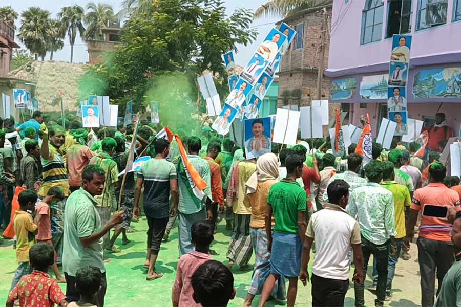TMC held a victory march in Nanoor in the middle of the Lok Sabha Election