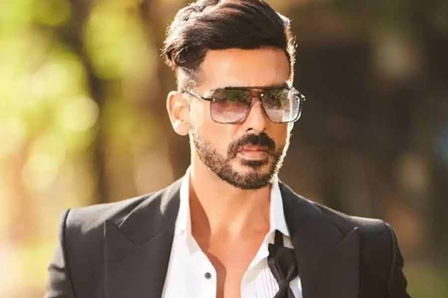 জায়েদ এবং এষা একই স্কুলে পড়াশোনা করেছেন। দুই তারকার বন্ধুত্ব খুব পোক্ত। কিন্তু বলিপাড়ার অন্দরমহলে কান পাতলে শোনা যায়, জায়েদের সঙ্গে নাকি প্রেমের সম্পর্কে জড়িয়ে পড়েছিলেন এষা। সেই কারণেই করিনার সঙ্গে কথা কাটাকাটি হয় তাঁর।