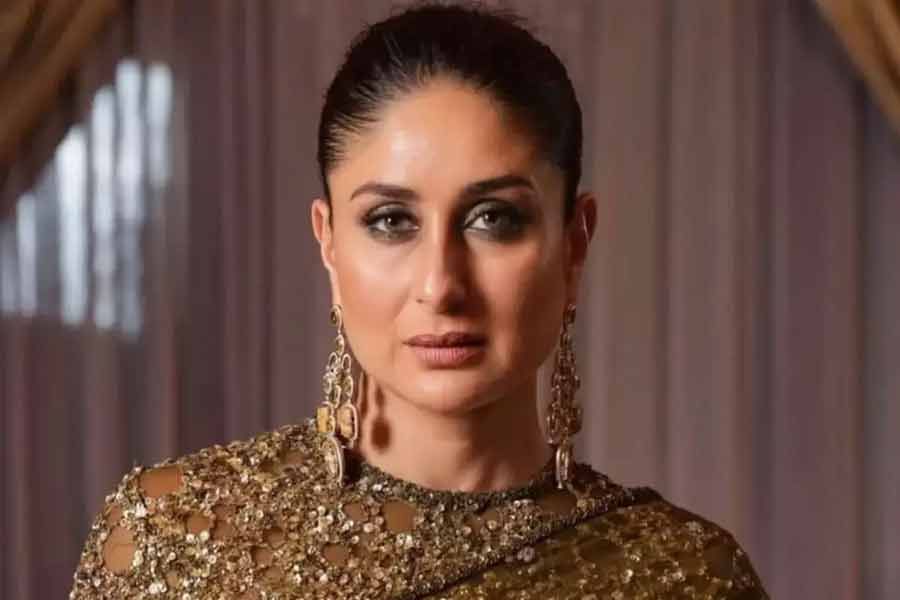 করিনা এবং এষার ঝগড়া মেটাতে এগিয়ে আসেন বলি অভিনেত্রী অমৃতা অরোরা। এষার সঙ্গে দেখা করে করিনার পক্ষ নিয়ে কথা বলতে শুরু করেন অমৃতা। এই ঘটনায় আরও রেগে যান এষা।