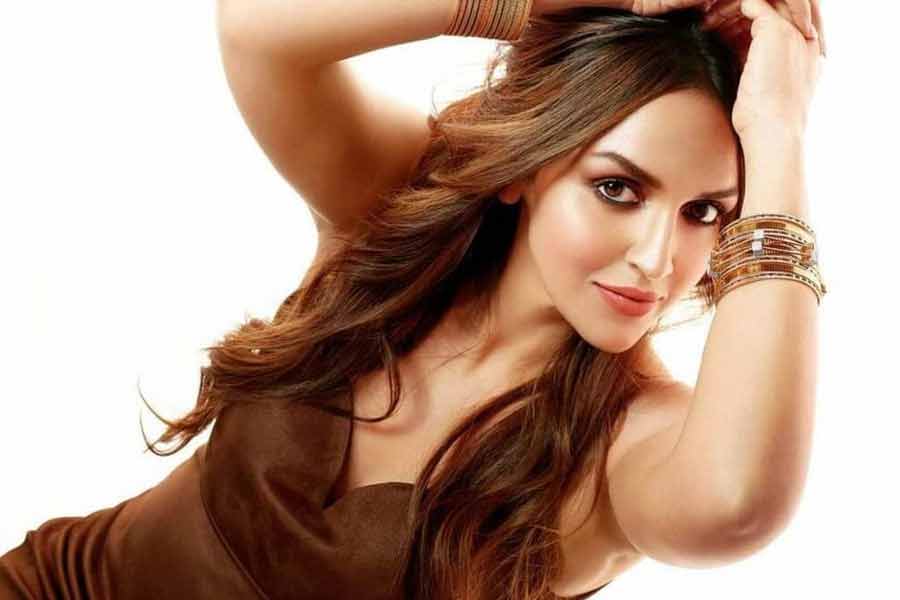 বলিপাড়ার একাংশের দাবি, জায়েদের প্রেমে এষা এতটাই ডুবে গিয়েছিলেন যে করিনার মতো প্রিয় বান্ধবীকেও হারিয়ে ফেলেন তিনি। কিন্তু বলিপাড়ার একাংশের মতে, করিনা এবং এষার বন্ধুত্বে চিড় ধরানোর নেপথ্যে রয়েছেন এক বলি অভিনেতার প্রাক্তন স্ত্রী।