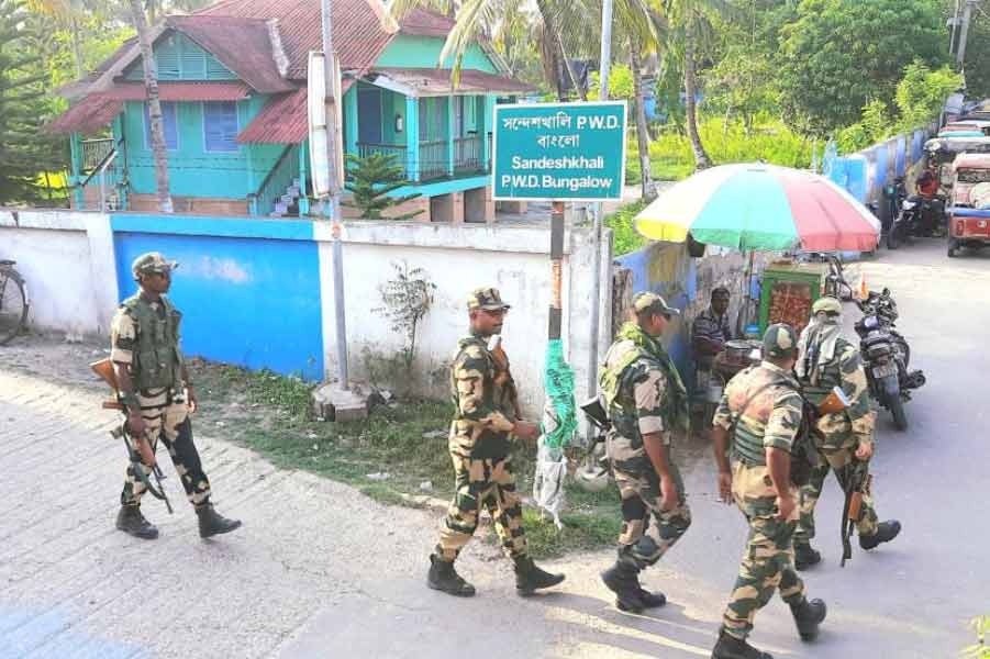 সন্দেশখালির ত্রিমণী বাজার এলাকায় বুধবার বিকেলে কেন্দ্রীয় বাহিনীর রুটমার্চ।