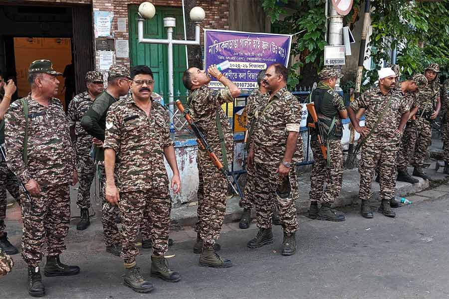 কেন্দ্রীয় বাহিনীর জওয়ানেরা।