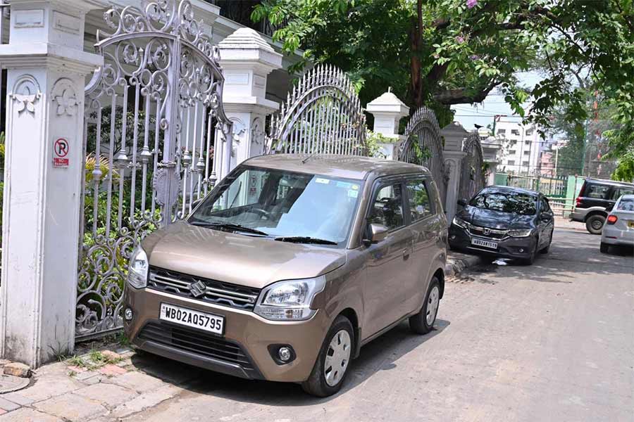 জবরদখল: ফুটপাত দখল করে দাঁড় করিয়ে রাখা হয়েছে গাড়ি। লেক টাউনের বি ব্লকে।