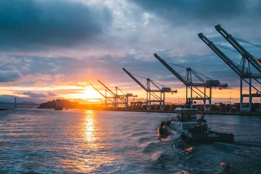 চাবাহারের নিয়ন্ত্রণ পাওয়ায় আফগানিস্তান, ইরান হয়ে রাশিয়া পর্যন্ত জলপথ পরিবহণে আধিপত্য কায়েম করতে পারবে ভারত। পাকিস্তানকে পাশ কাটিয়ে আফগানিস্তান এবং পশ্চিম এশিয়ায় পৌঁছতে বিকল্প রাস্তা হিসাবে কাজে লাগাতে পারবে এই বন্দরকে।