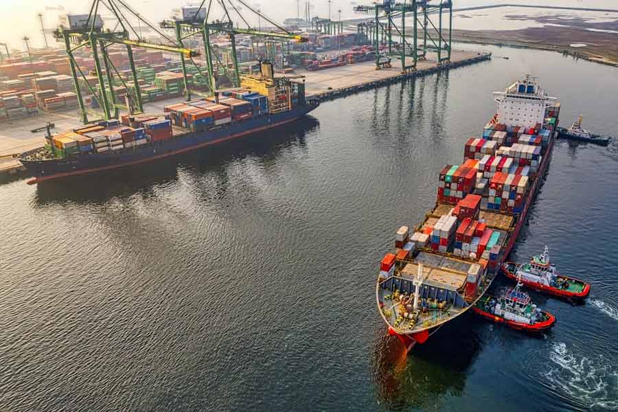 চাবাহার নিয়ে ভারত-ইরান চুক্তি প্রসঙ্গে আমেরিকার স্টেট ডিপার্টমেন্টের প্রিন্সিপাল ডেপুটি মুখপাত্র বেদান্ত পটেল হুঁশিয়ারির সুরে বলেন, ‘‘কেউ যদি ইরানের সঙ্গে ব্যবসায়িক সম্পর্ক স্থাপনের কথা ভাবে, তা হলে সম্ভাব্য নিষেধাজ্ঞার বিষয়ে তাদের সতর্ক থাকতে হবে।’’