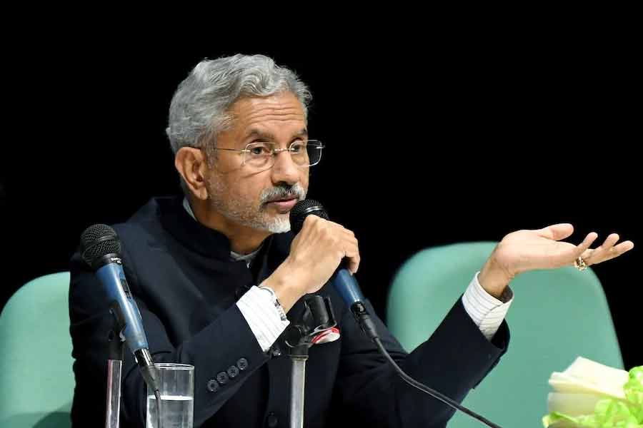 সম্প্রতি বণিকসভা ‘ইন্ডিয়ান চেম্বার অফ কমার্স’-এর একটি অনুষ্ঠানে নাম না করে আমেরিকা এবং পশ্চিমি সংবাদমাধ্যমগুলির সমালোচনা করেন জয়শঙ্কর। আমেরিকার হুঁশিয়ারি নিয়ে জয়শঙ্করের বক্তব্য, চাবাহার বন্দর নিয়ে ভারত-ইরান চুক্তি গোটা এলাকাকে উপকৃত করবে। একই সঙ্গে তাঁর আর্জি, বিষয়টিকে যেন সঙ্কীর্ণ দৃষ্টিভঙ্গি দিয়ে দেখা না হয়।