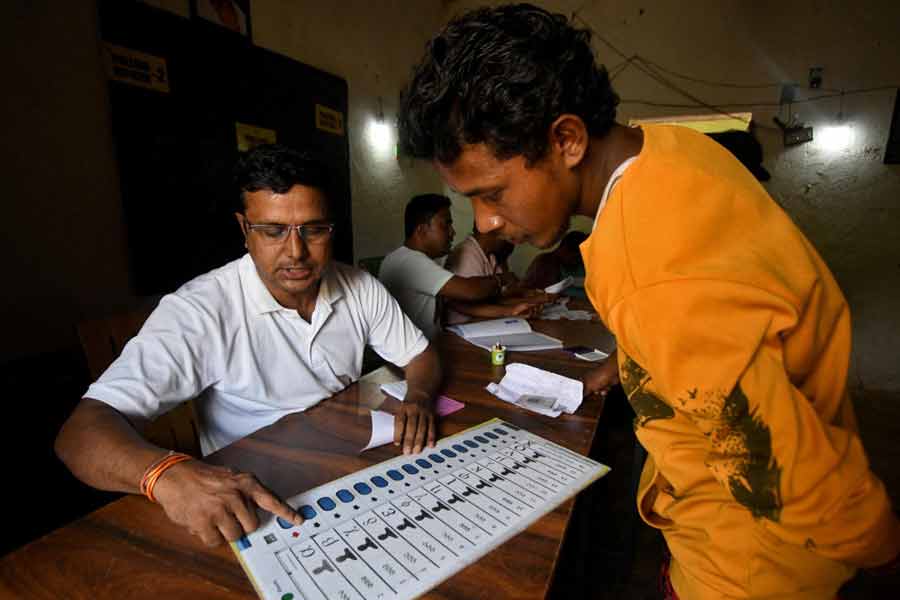 পশ্চিমি সংবাদমাধ্যমগুলিকে একহাত নিয়ে তিনি বলেন, “ওরা প্রকাশ্যে কোনও দল বা প্রার্থীর পক্ষ নিয়ে নেয়।” ঘটনাচক্রে, কয়েক দিন আগেই ভারতের লোকসভা ভোটে হস্তক্ষেপ করার চেষ্টা হচ্ছে বলে আমেরিকার দিকে অভিযোগের আঙুল তুলেছিল রাশিয়া। আমেরিকা অবশ্য সেই অভিযোগ খারিজ করে দেয়।