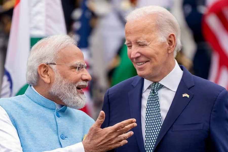 আবার চলতি শতাব্দীর গোড়া থেকেই ধাপে ধাপে আমেরিকার সঙ্গে ভারতের সম্পর্ক মজবুত হয়েছে। দক্ষিণ-পূর্ব এশিয়ায় চিনের মতো শক্তির প্রভাব কমাতে ভারতের গুরুত্ব টের পেয়েছে ওয়াশিংটনও।