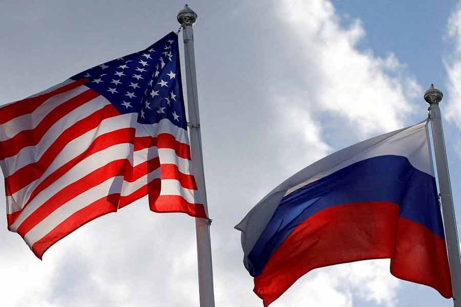 সাবেক সোভিয়েত ইউনিয়নের ভাঙনের পর একদা দ্বিমেরুকৃত বিশ্বে একচ্ছত্র আধিপত্য প্রতিষ্ঠা করে আমেরিকা। রাশিয়া-ইউক্রেন সংঘাত শুরু হওয়ার পর পুতিনের দেশের বিরুদ্ধে অর্থনৈতিক অবরোধের ডাক দিয়েছিল আমেরিকা।