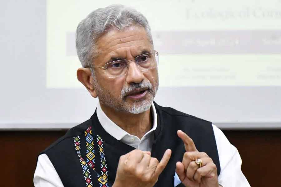 এ কথাও স্মরণে রাখার মতো যে, জয়শঙ্কর প্রাক্তন কূটনীতিক। অতীতে আমেরিকায় ভারতের রাষ্ট্রদূত ছিলেন। তাই তাঁর বিশ্ববিক্ষার কদর রয়েছে নির্দিষ্ট একটি মহলে। তাই তিনি যখন দাবি করছেন, আমেরিকার দাদাগিরির দিন শেষ, তখন তা বিশেষ অর্থবহ বলেই মনে করছেন অনেকে।