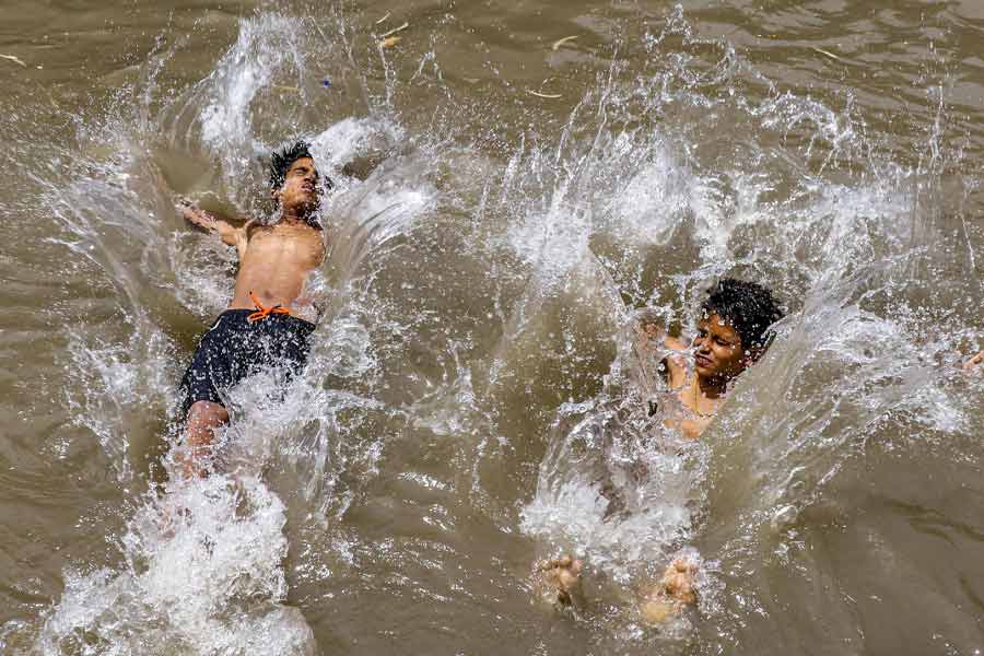 গত ৫০ বছরের উষ্ণতম জুলাই দেখেছে দক্ষিণবঙ্গ। শুধু দক্ষিণ নয়, গোটা বাংলা জুড়েই রীতিমতো ‘তাণ্ডব’ চালিয়েছে গরম। দিনের পর দিন গাঙ্গেয় বঙ্গে তাপমাত্রা থেকেছে ৪০ ডিগ্রি সেলসিয়াসের বেশি। 