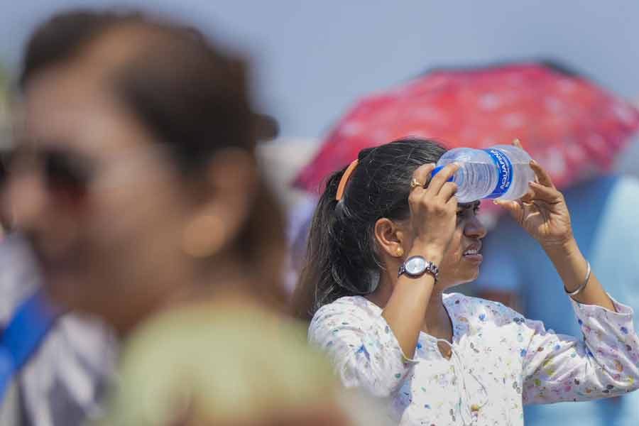 জুলাই মাসের অধিকাংশ সময়ই তাপপ্রবাহ চলেছে বাংলায়। বাঁকুড়া থেকে বীরভূম কিংবা কলকাতা থেকে কাঁথি, যেন বাতাসের সঙ্গে বয়েছে আগুনের স্রোত। পশ্চিম মেদিনীপুরের কলাইকুন্ডায় দেশের সর্বোচ্চ তাপমাত্রা নথিভুক্ত হয়েছে একাধিক বার। পারদ পৌঁছে গিয়েছিল প্রায় ৫০ ডিগ্রির কাছাকাছি। 