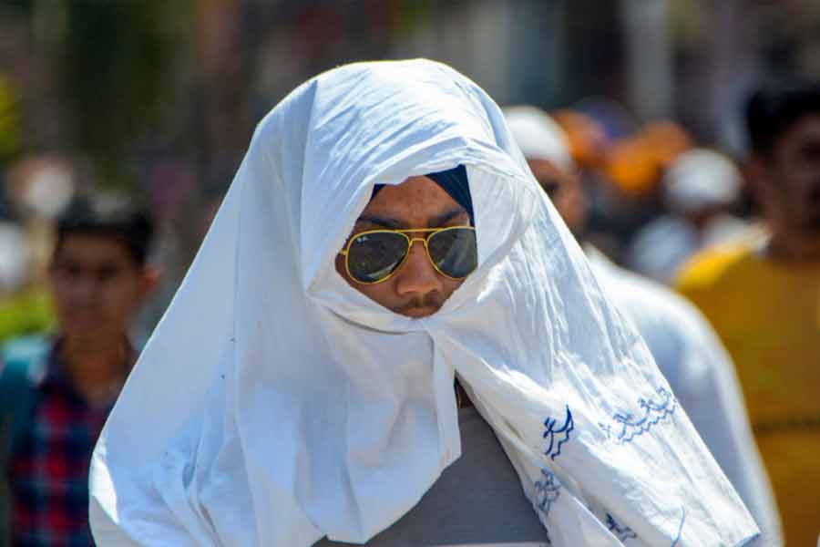 গরমকালে গরম পড়বেই, তা মেনে নিয়েও বলা যায়, গত কয়েক দশকে এই তীব্র জ্বালাপোড়া গরম দেখেনি বাংলা। শুধু বাংলা নয়, দেশের বিভিন্ন প্রান্তেই অপ্রত্যাশিত গরম এ বছর চমকে দিয়েছে সকলকে। জুলাইয়ের ‘ভিলেন’ হয়ে দাঁড়িয়েছিল তাপপ্রবাহ। 