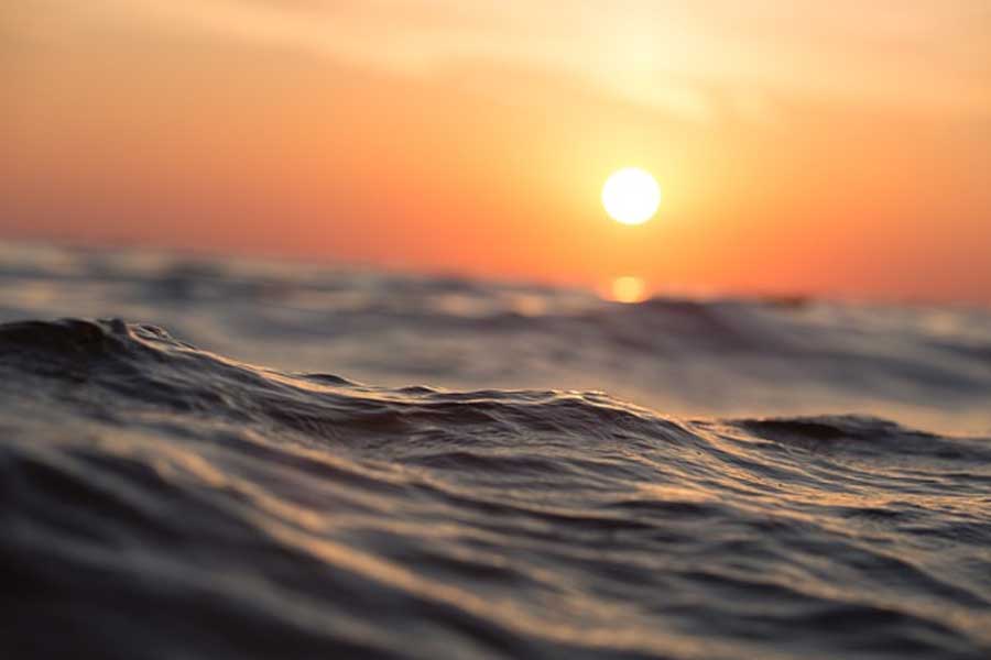 শুধু স্থলে নয়, তাপপ্রবাহ হচ্ছে জলেও। গত বছর গরমের দিনে সমুদ্রের তাপমাত্রা চোখে পড়ার মতো বেড়ে গিয়েছিল। চলতি বছরে তা আরও বেড়েছে। এই সামুদ্রিক তাপপ্রবাহে প্রমাদ গুনছেন আবহবিদেরা। 