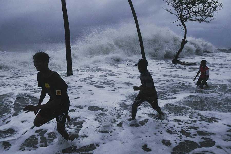 সামুদ্রিক তাপপ্রবাহের সব থেকে খারাপ এবং ক্ষতিকর প্রভাব পড়ে আবহাওয়ার উপর। আবহাওয়ার চরিত্রও বদলে যেতে পারে এর ফলে। এই তাপের কারণে স্থলভাগে আছড়ে পড়া সাইক্লোনের প্রাবল্য বেড়ে যায় বলে জানান আবহবিদেরা। 