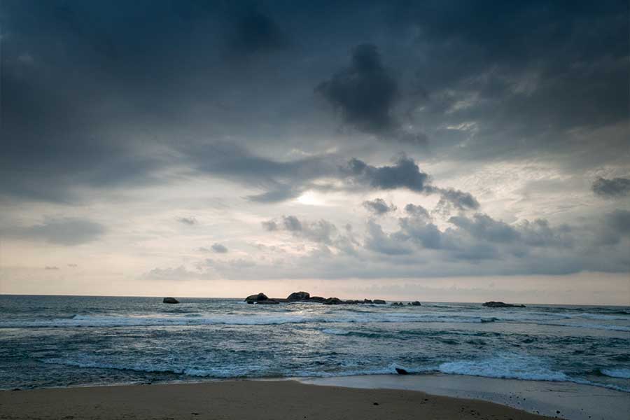 লক্ষদ্বীপের কাছ থেকে জন্ম নিয়ে ঘূর্ণিঝড় কেরল, কর্নাটক, মহারাষ্ট্র, গোয়ার উপকূল ধরে এগিয়ে পৌঁছে যাচ্ছে গুজরাতের কাছে। স্থলভাগে আছড়ে পড়ার পর সেই ঘূর্ণিঝড় বৃষ্টি এনে দিচ্ছে দিল্লি এবং নেপাল সংলগ্ন এলাকাগুলিতেও। যা ভারতের পশ্চিম উপকূলে ক্ষতিকর প্রভাব ফেলছে। 