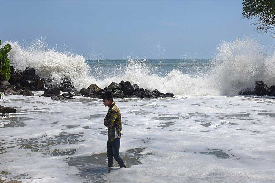 সাধারণত সামুদ্রিক তাপপ্রবাহ দেখা যায় জুন থেকে সেপ্টেম্বরের মধ্যে। ফলে এটি দেশের নানা প্রান্তে বর্ষার গতিপ্রকৃতিকেও প্রভাবিত করছে। সমুদ্রের জল উষ্ণ থাকলে সেখানে নিম্নচাপ অঞ্চল তৈরি হচ্ছে। ফলে বাতাস স্থলভাগে ঢোকার পরিবর্তে সে দিকেই বইছে। এর ফলে দুর্বল হয়ে পড়ছে বর্ষা। 
