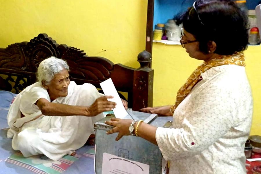 বাড়িতে বসে ভোট দিলেন চুঁচুড়ার কপিডাঙার বাসিন্দা, ১০১ বছরের বৃদ্ধা প্রিয়বালা কুন্ডু।