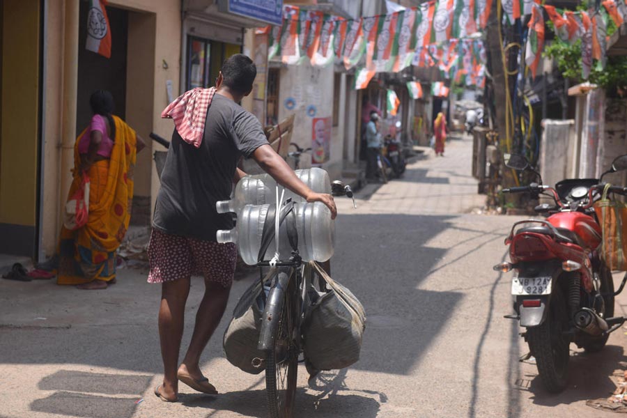 Local residents didn't get water connection even after giving money to Howrah Municipality Contractor