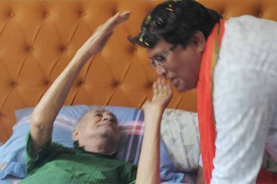 Lok Sabha Election 2024: BJP Candidate Ashok Kandari visited former TMC leader Abdur Rezzak Mollla's home to seek his blessings