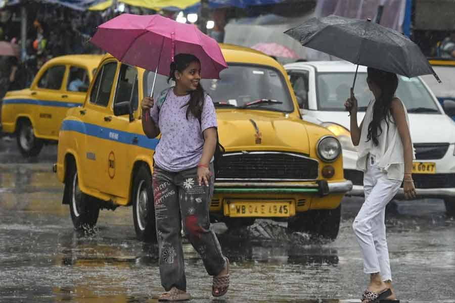 দক্ষিণবঙ্গের জেলাগুলিতে গরমের পাশাপাশি বৃষ্টির পূর্বাভাসও রয়েছে।